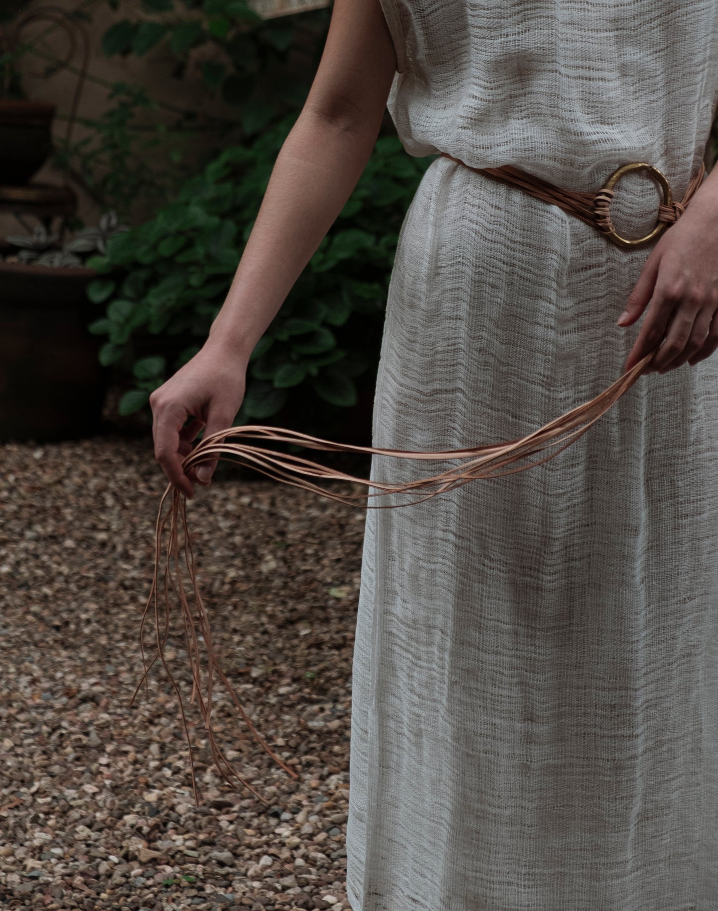 Cinturón aro de bronce y tiras de piel