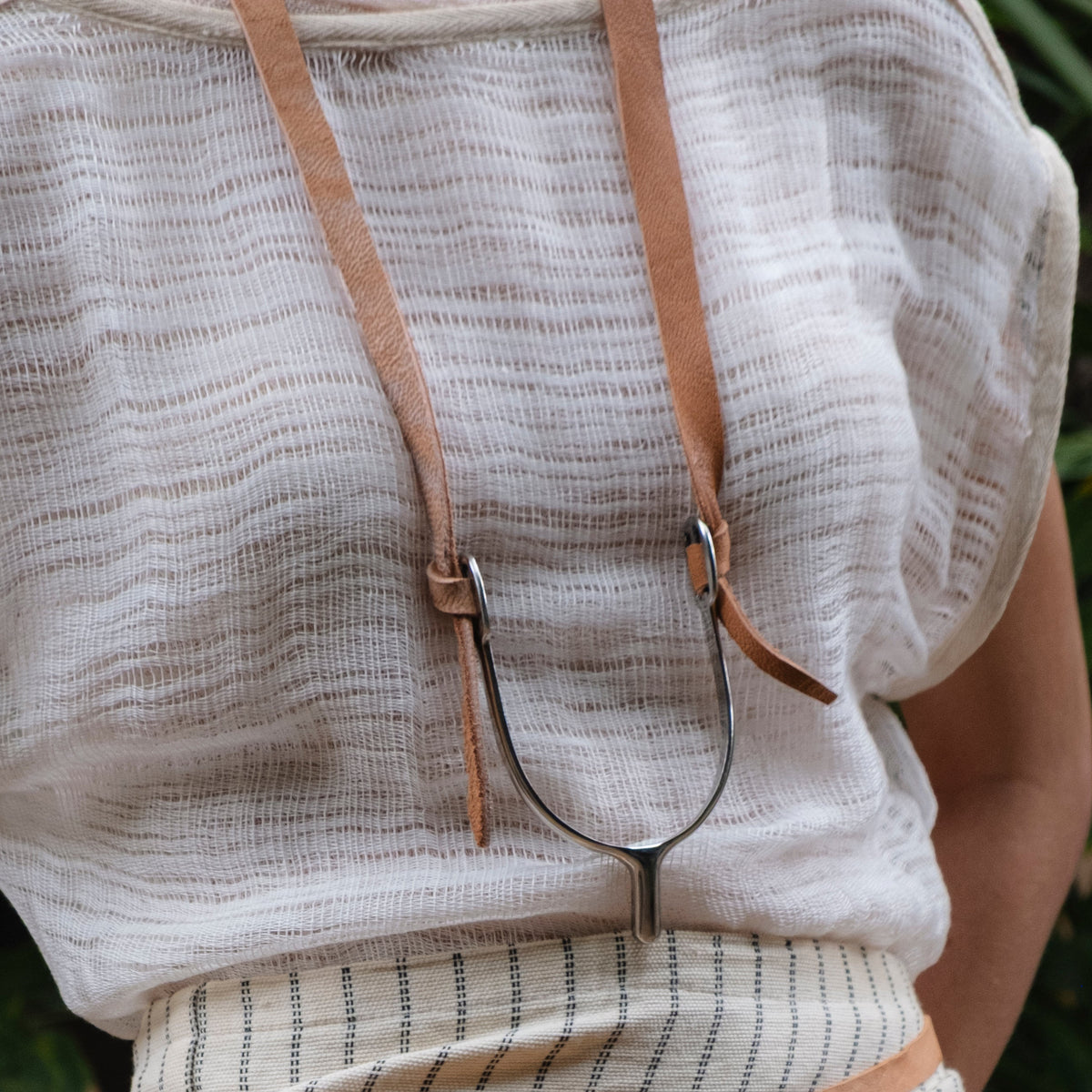 Collar espuela, tientos de piel