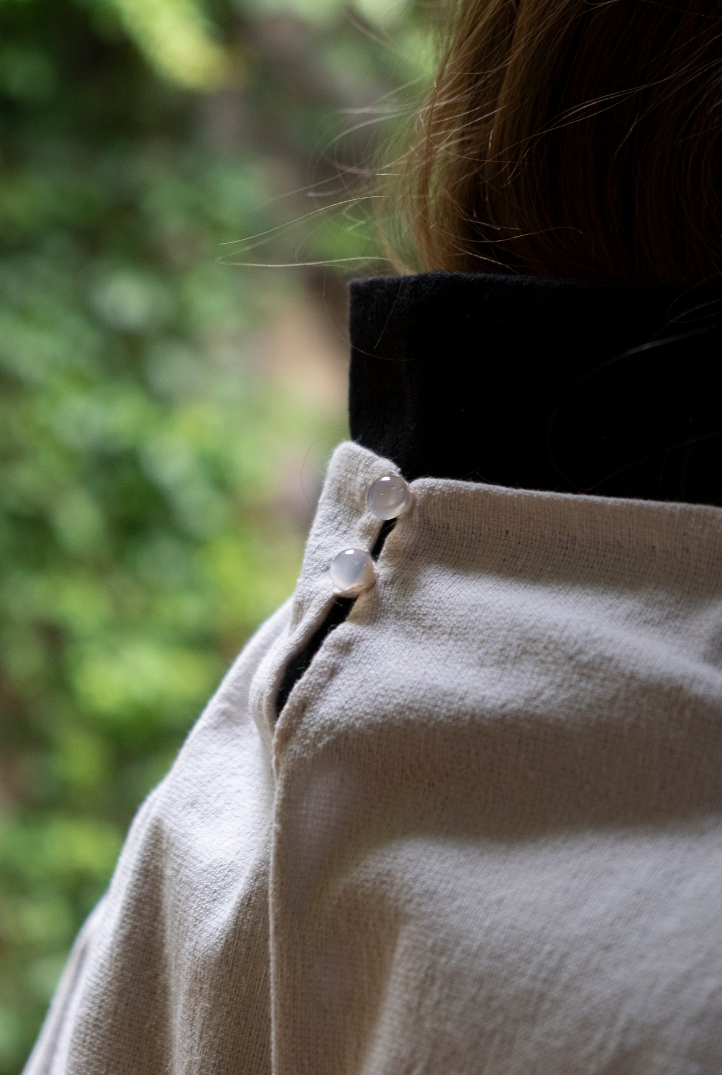 Capa larga en telar de pedal crudo