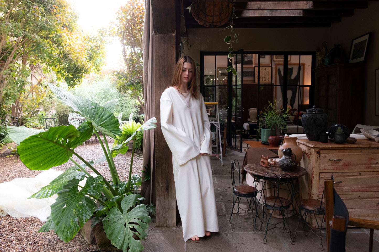 Vestido telar de pedal manga larga crudo, 100% algodón, bordado en hilo plateado