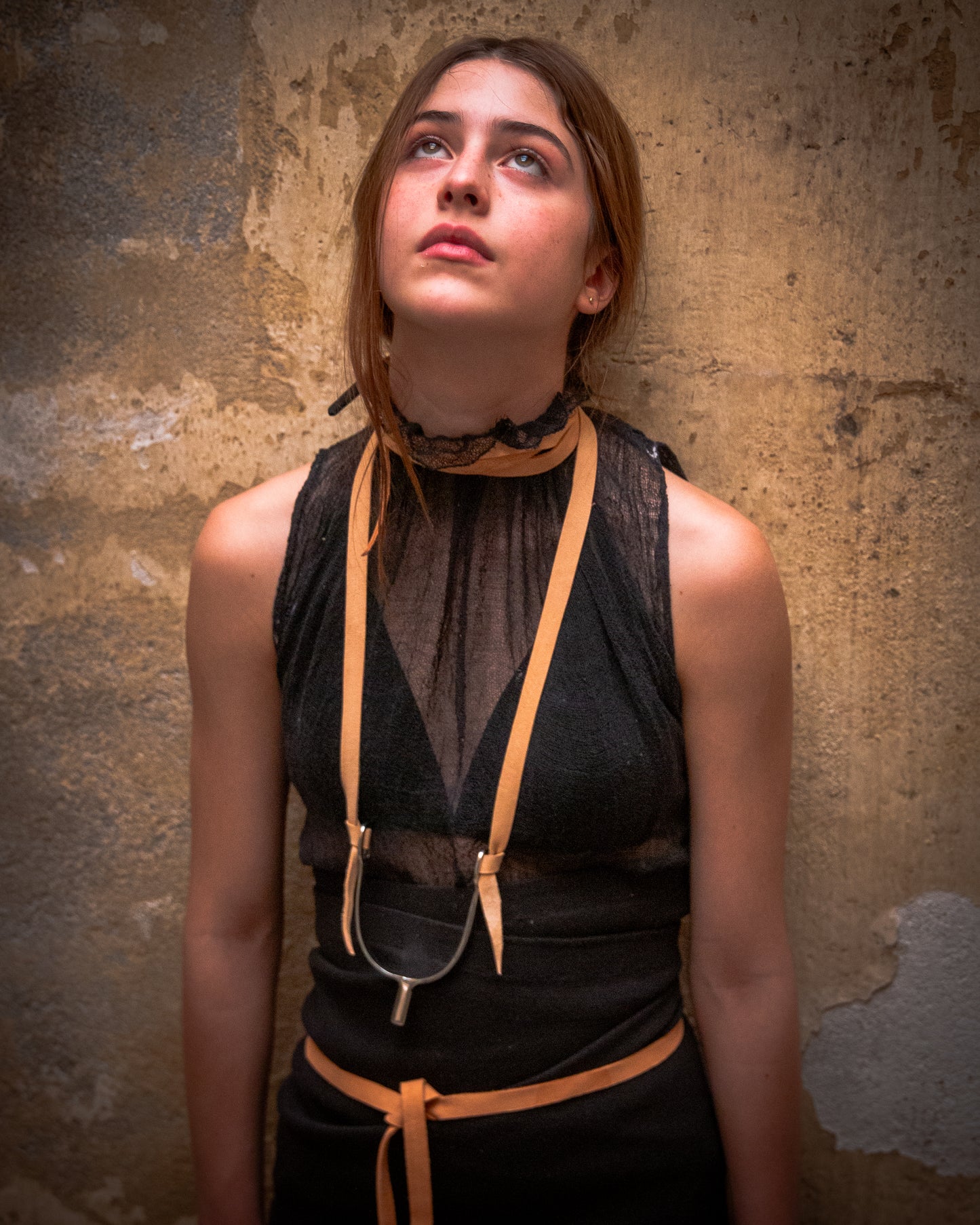 Collar de acicate con tientos de piel