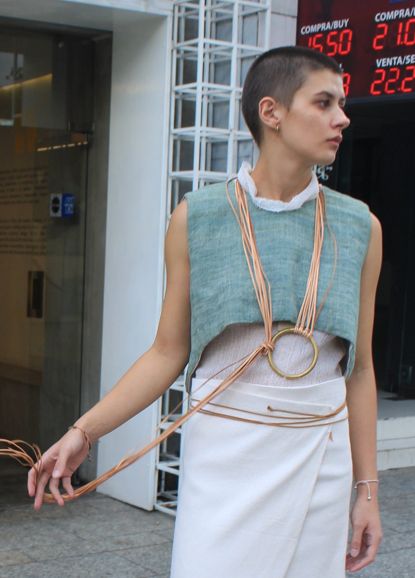 Collar en tiras de piel color crudo aro de acero en dorado.