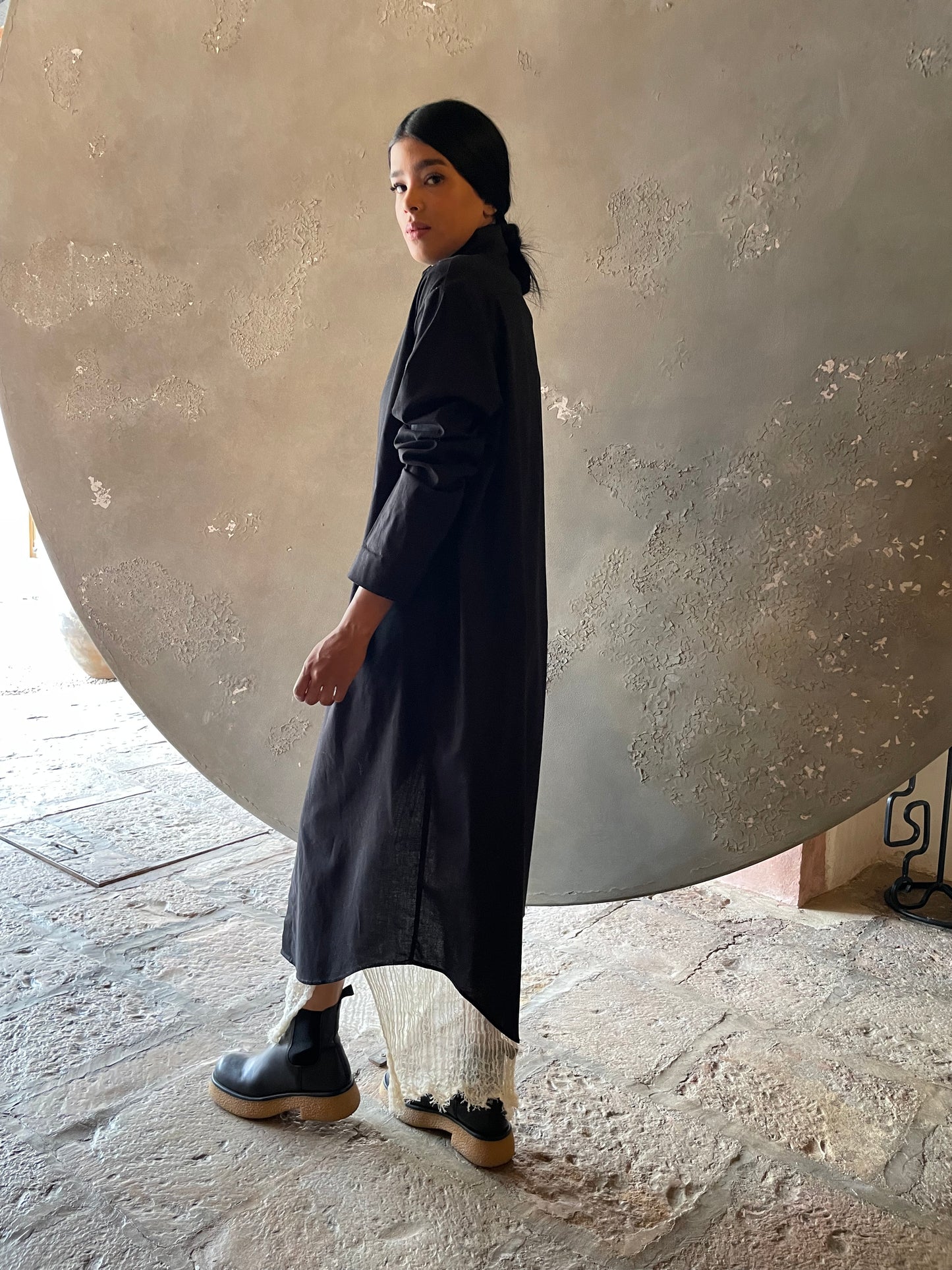 Camisa asimétrica muselina negra con botón de concha