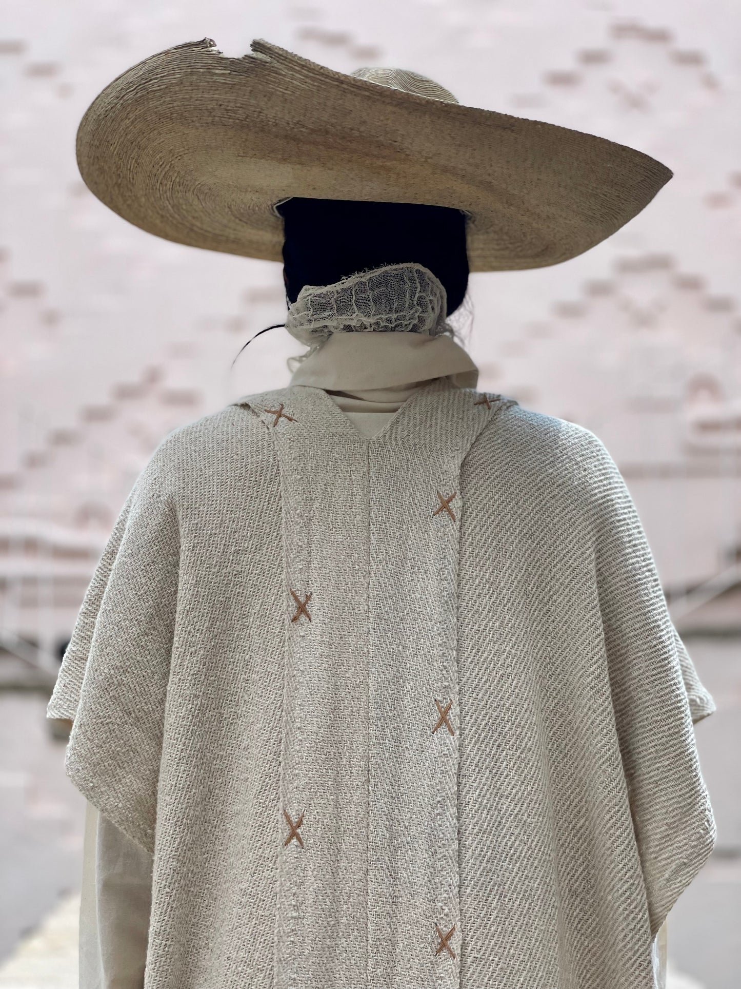 Poncho de jerga largo con cruces