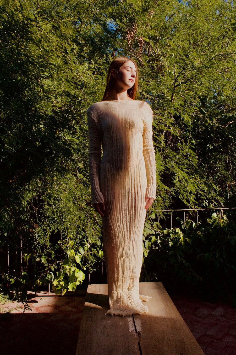 Vestido con escote pronunciado, manga larga