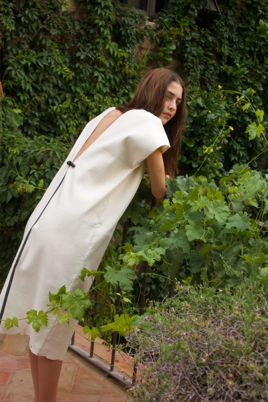 Huipil corto de telar de pedal con linea negra