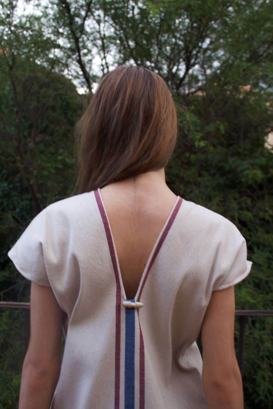 Huipil corto de telar de pedal con líneas rojas y azul