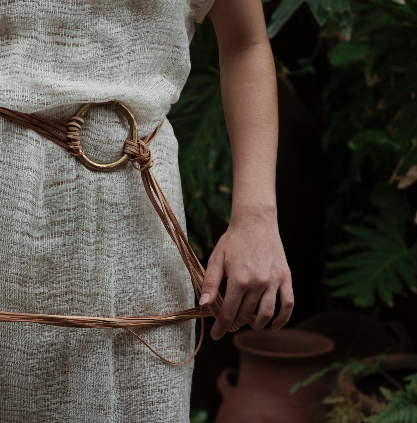 Cinturón aro de bronce y tiras de piel