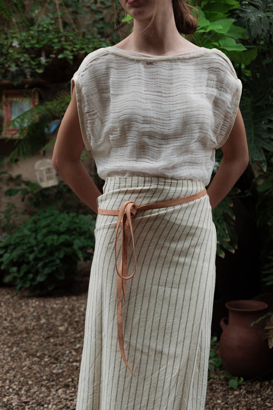 Pareo largo telar de pedal líneas negras con tientos de piel