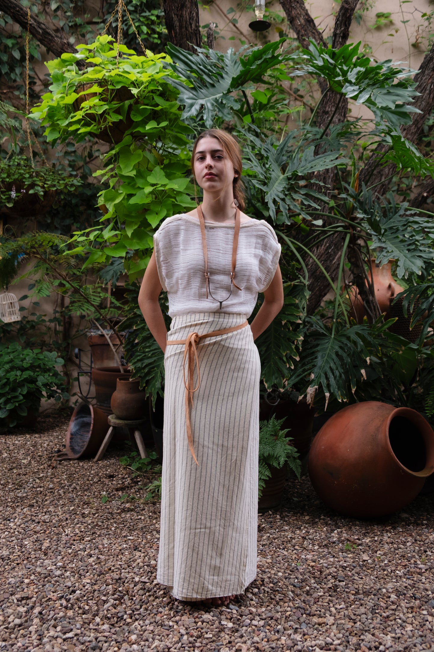 Pareo largo telar de pedal líneas negras con tientos de piel