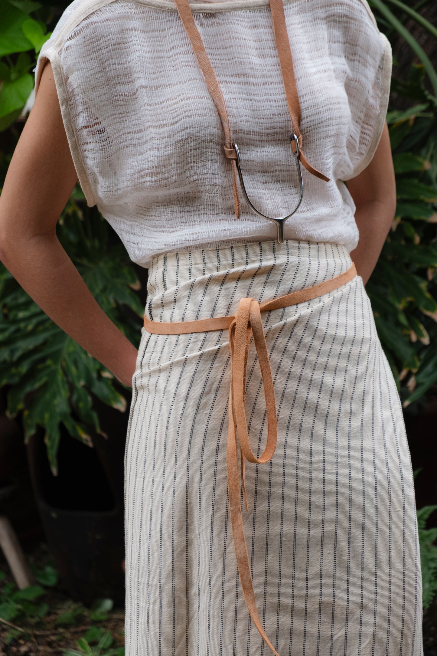 Collar espuela, tientos de piel