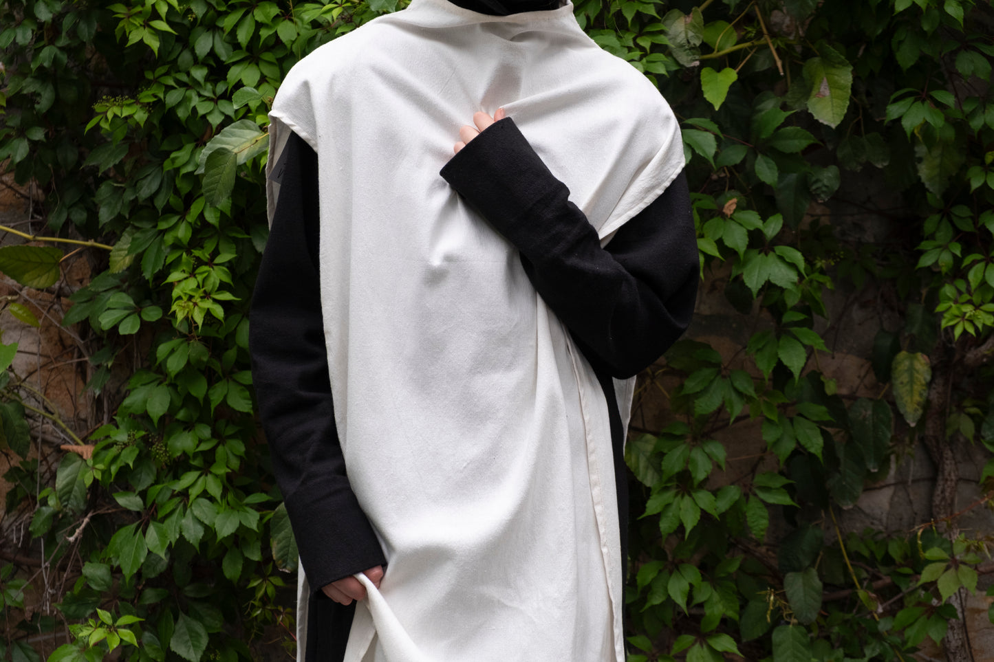 Capa larga en telar de pedal crudo