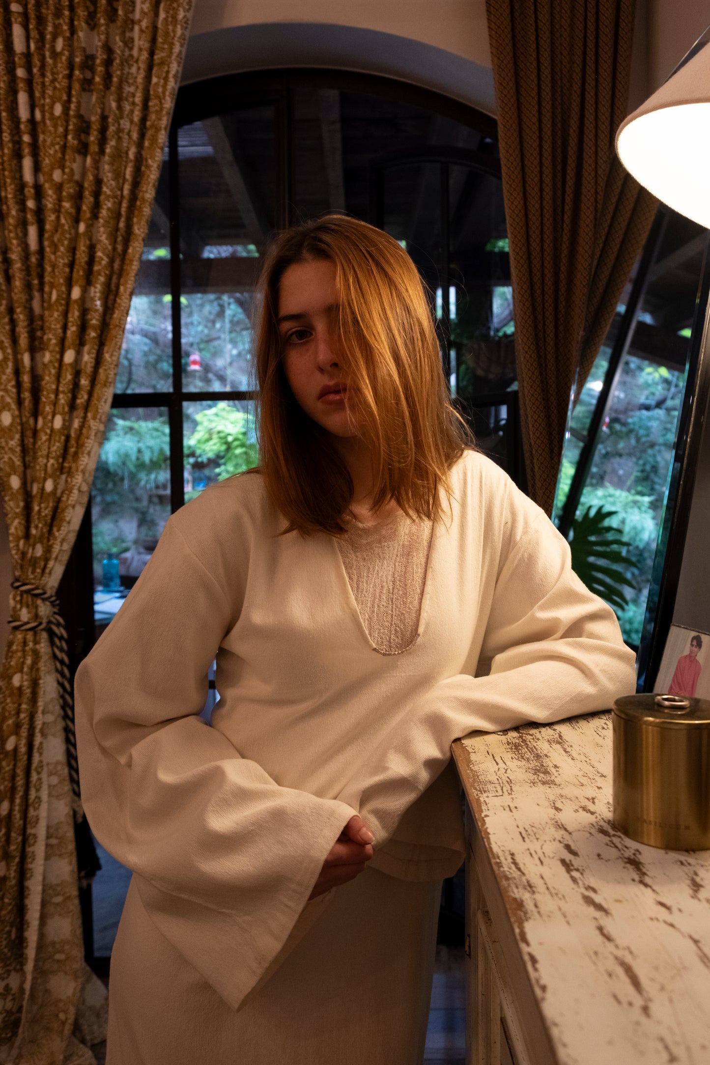 Vestido telar de pedal manga larga crudo, 100% algodón, bordado en hilo plateado