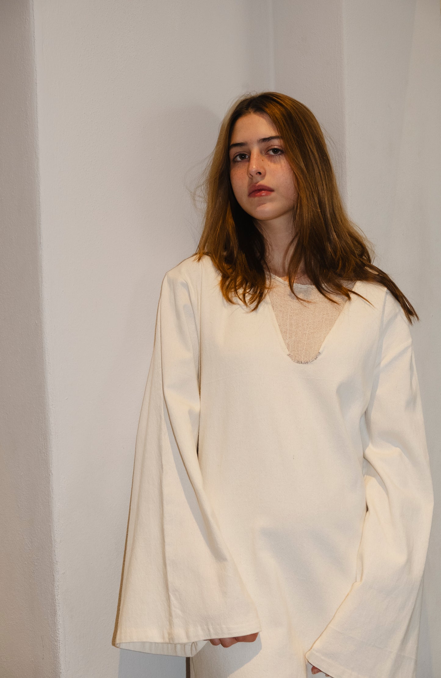 Vestido telar de pedal manga larga crudo, 100% algodón, bordado en hilo plateado