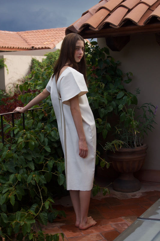 Huipil corto de telar de pedal con rayas de color gris