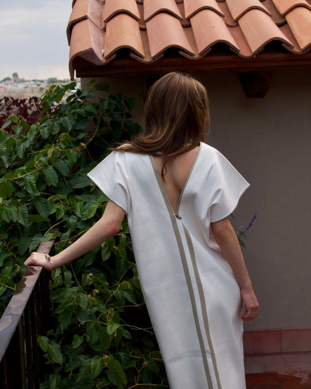 Huipil corto de telar de pedal con rayas de color gris