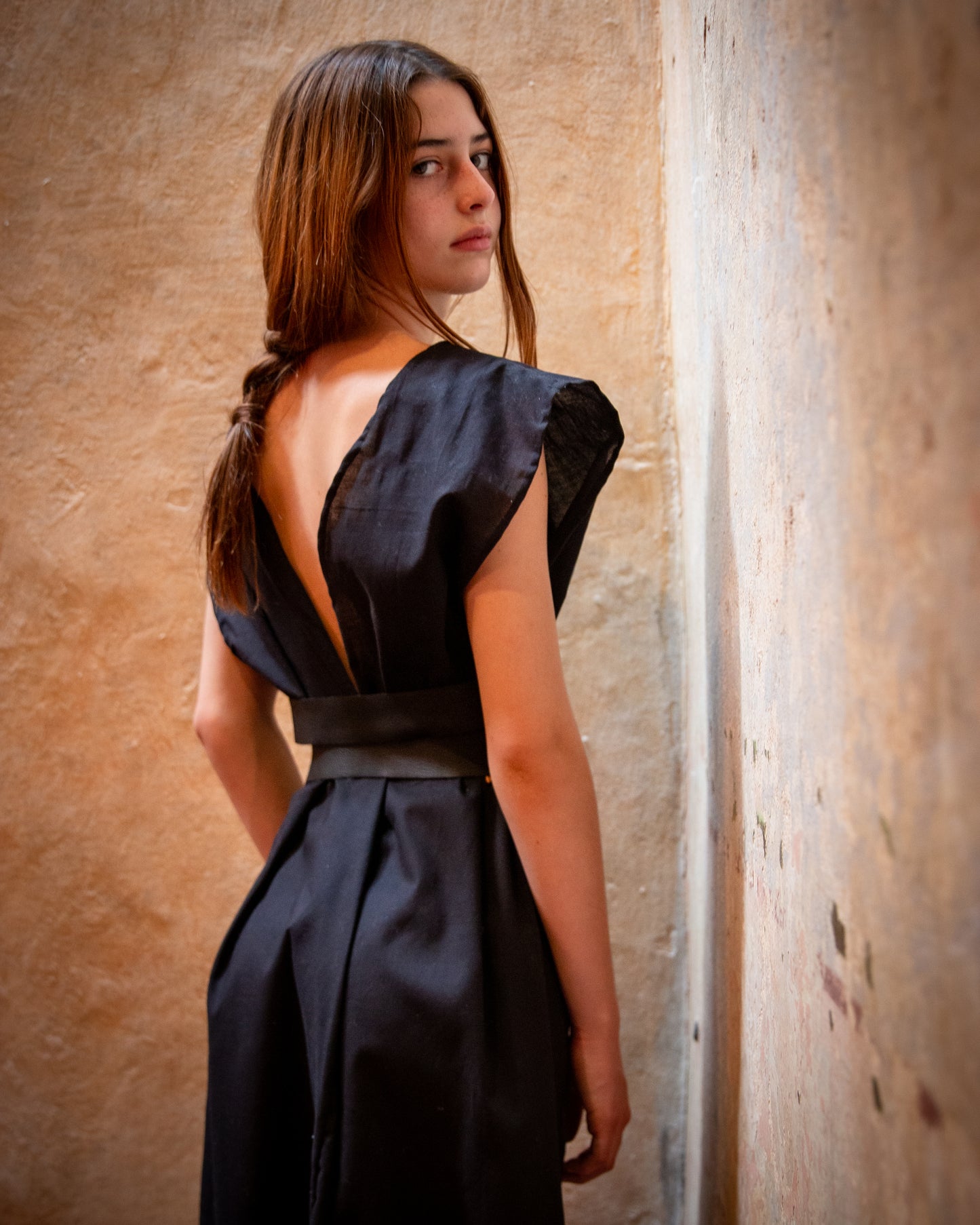 VESTIDO NEGRO MUSELINA CON DETALLE DE BOTON CHARRO EN ESPALDA