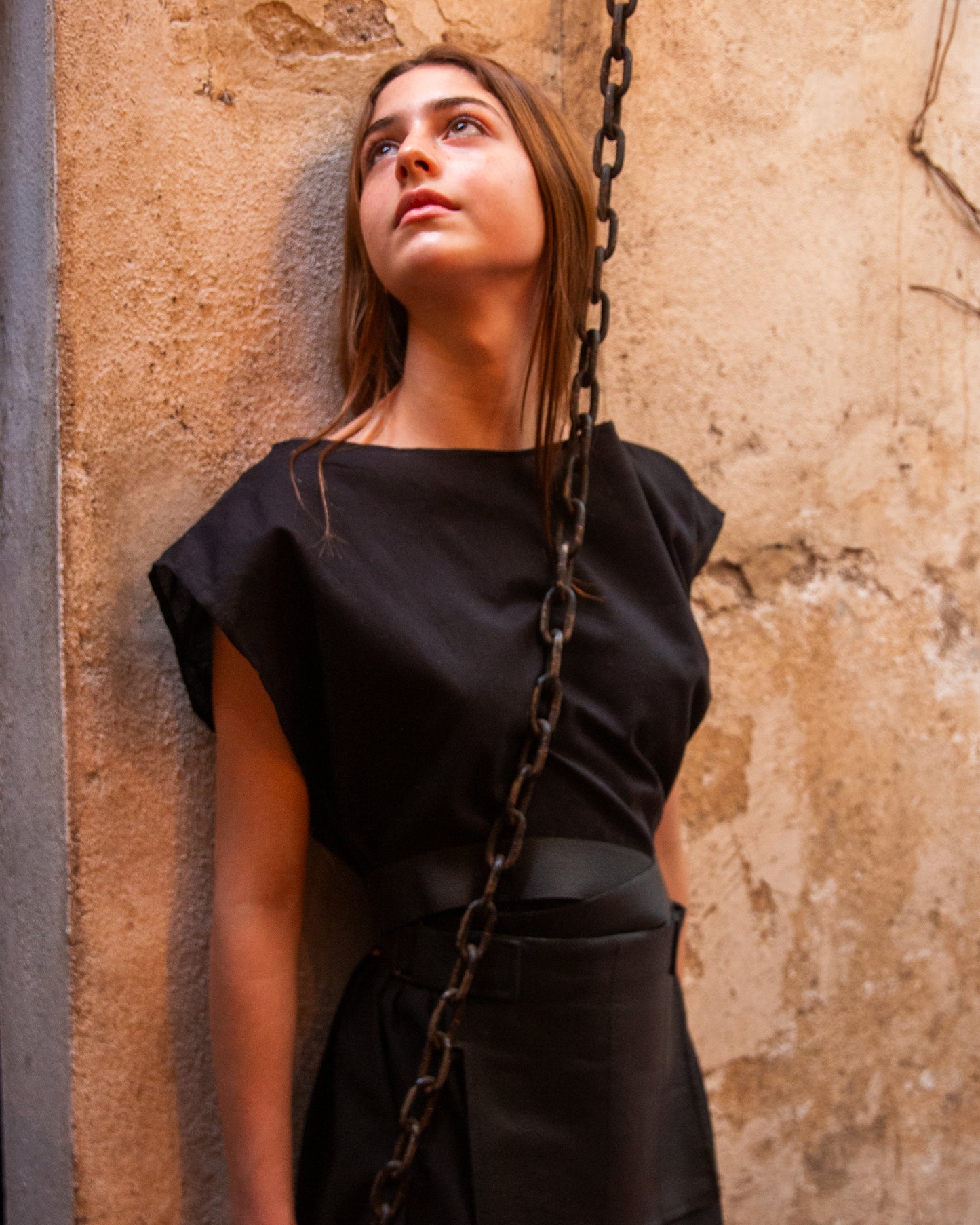 VESTIDO NEGRO MUSELINA CON DETALLE DE BOTON CHARRO EN ESPALDA