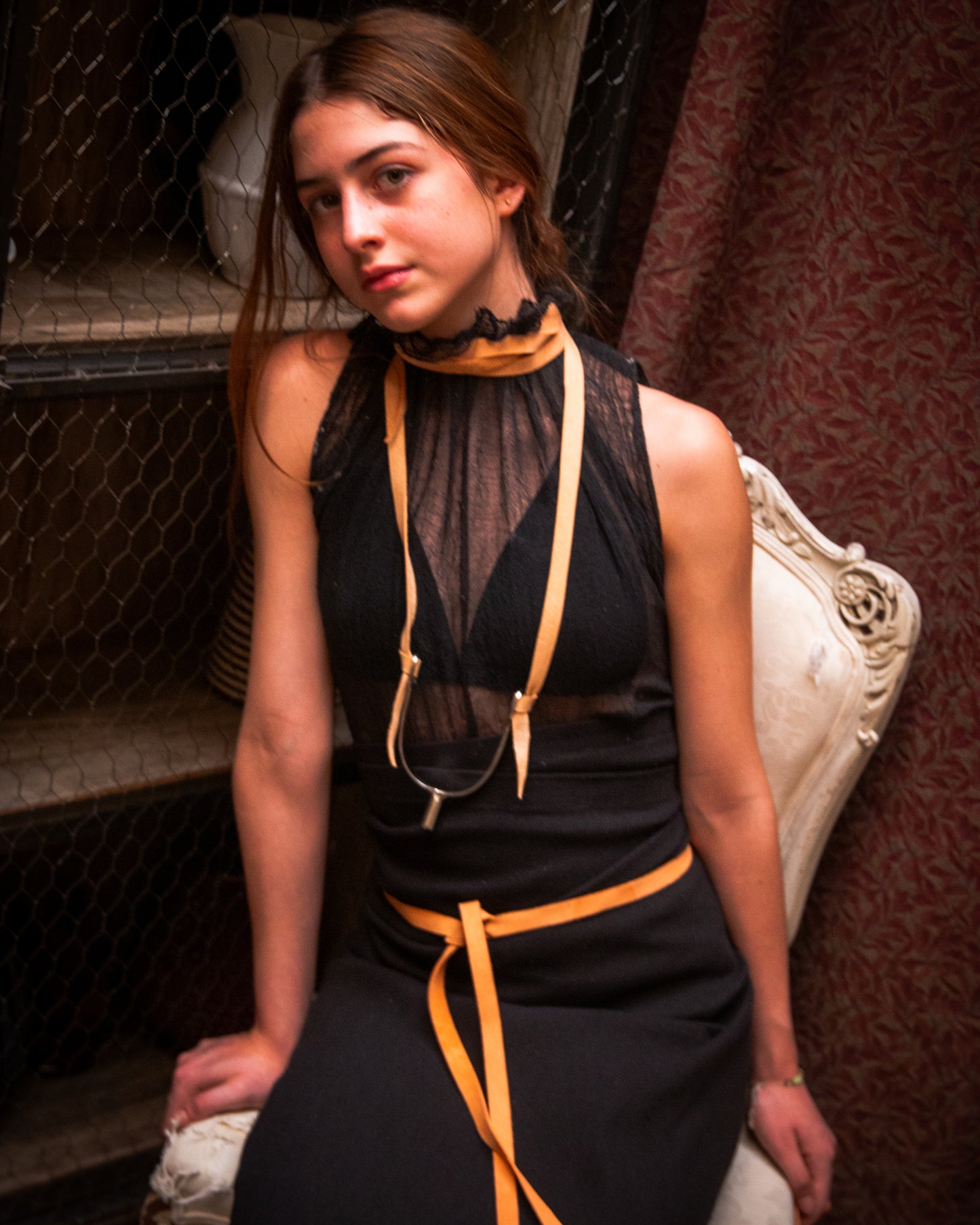 Collar de acicate con tientos de piel