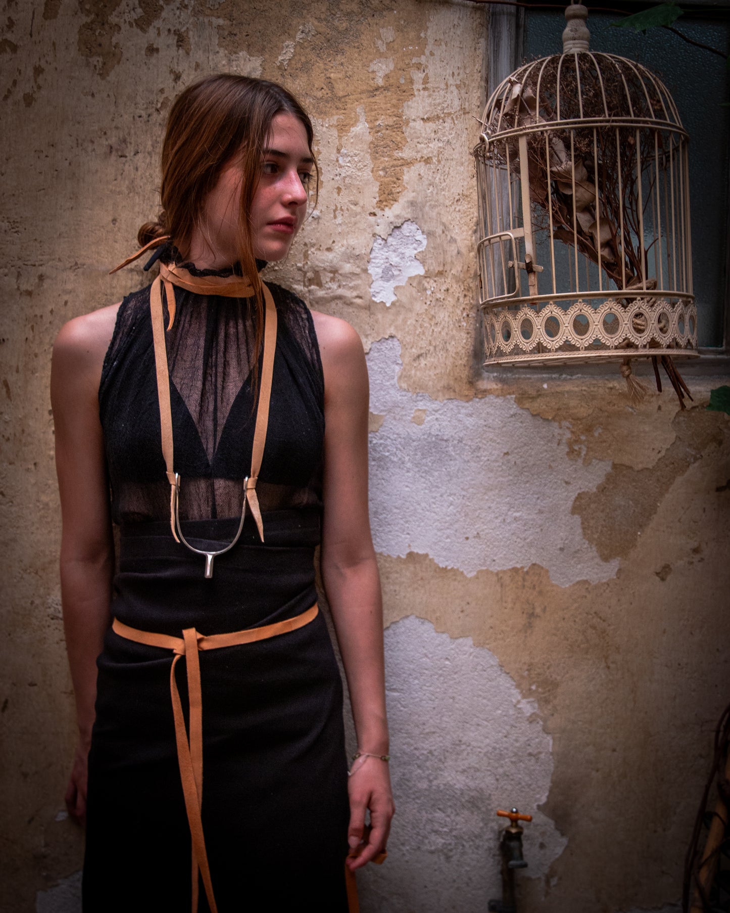 Collar de acicate con tientos de piel