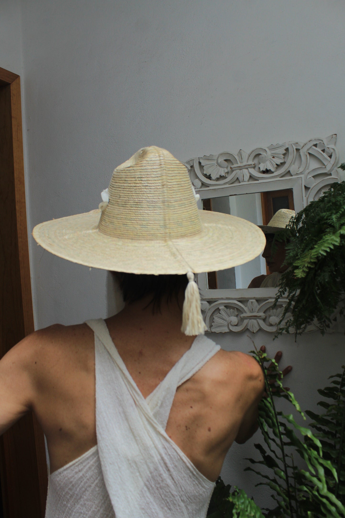 Sombrero palma cintas en color crudo.