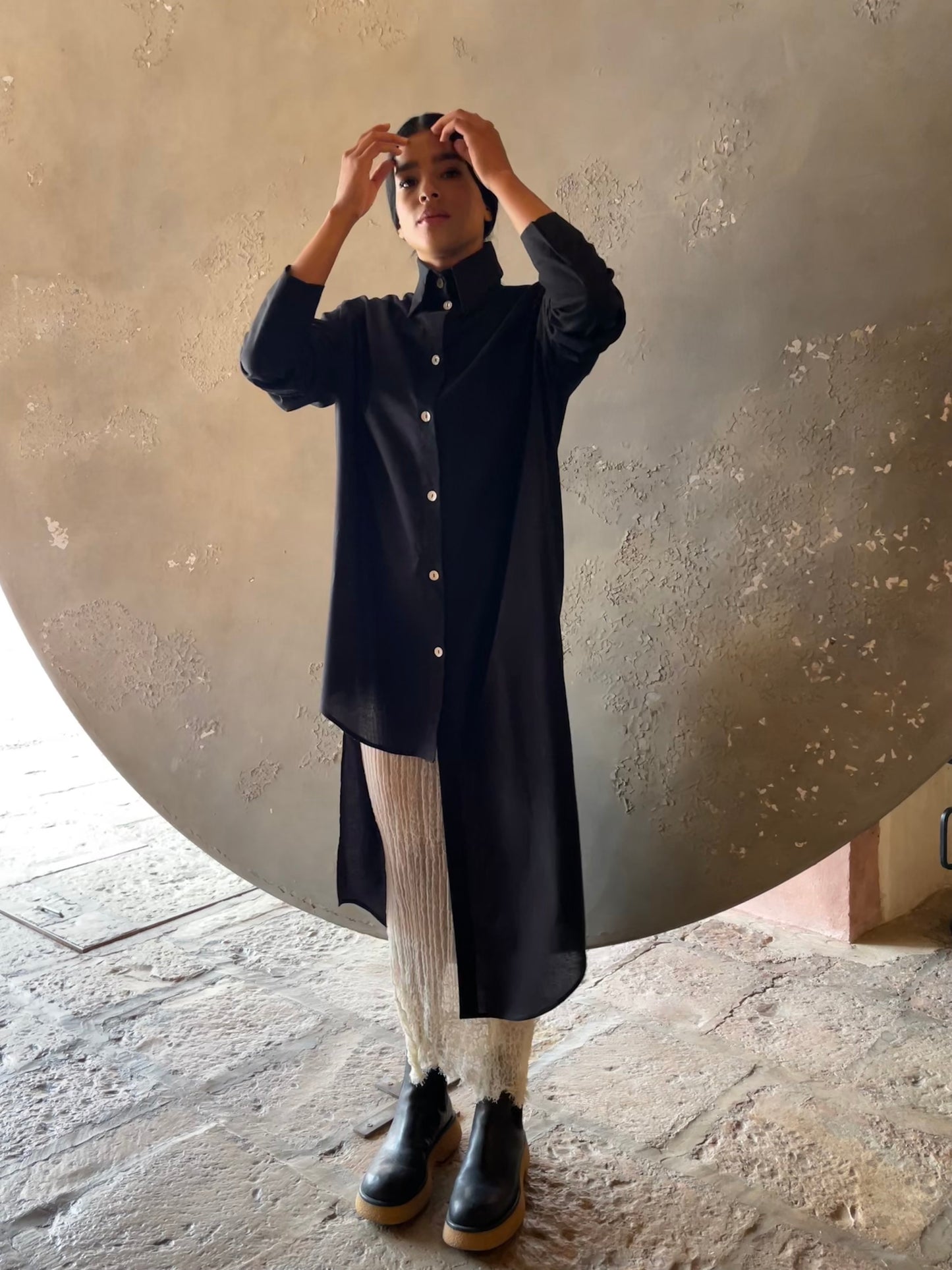 Camisa asimétrica muselina negra con botón de concha