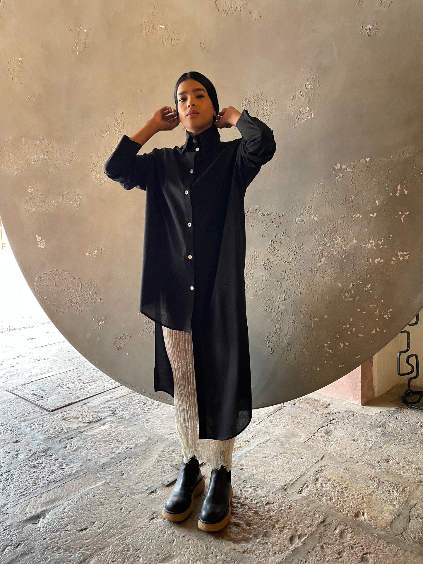 Camisa asimétrica muselina negra con botón de concha