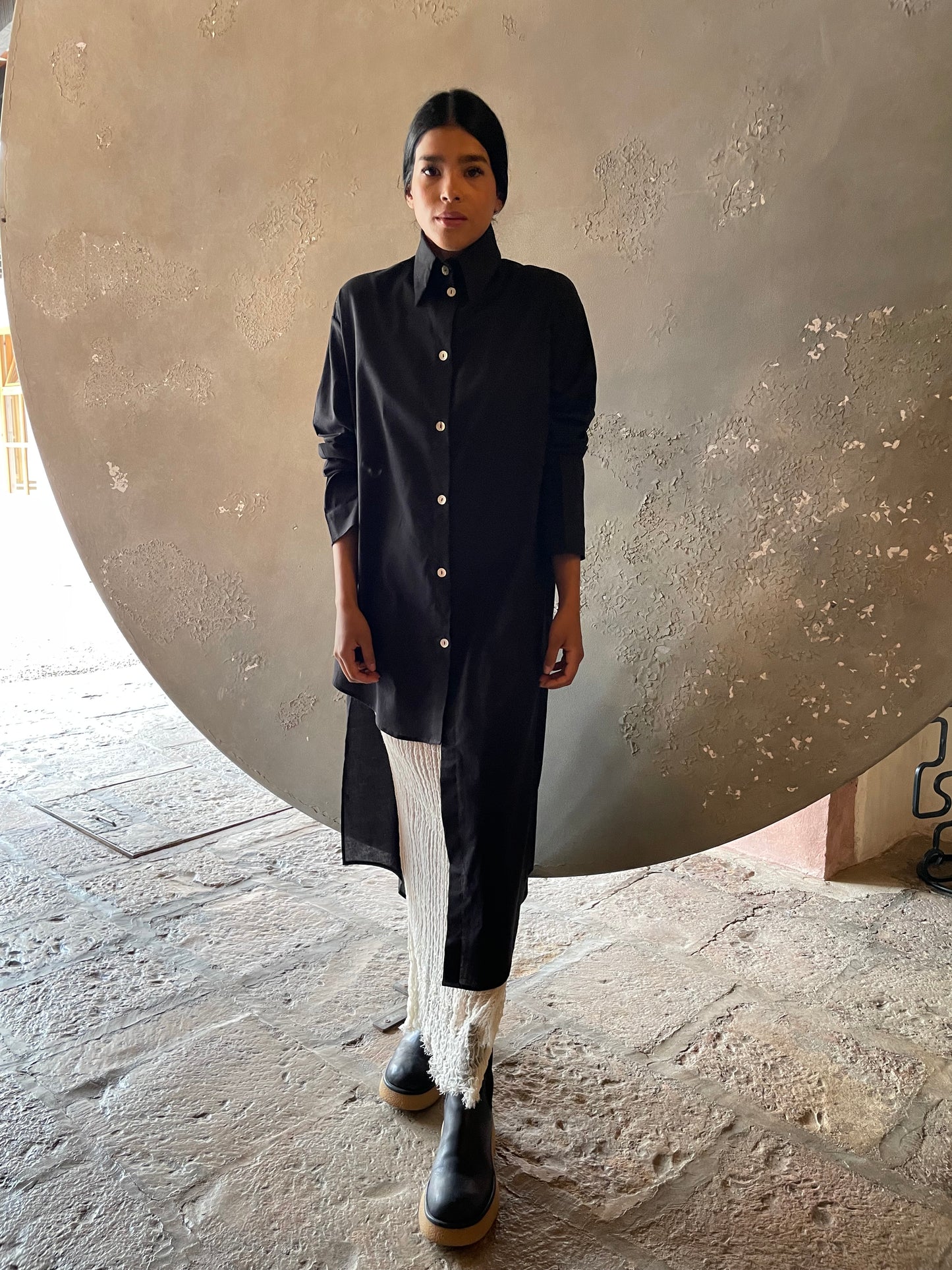 Camisa asimétrica muselina negra con botón de concha