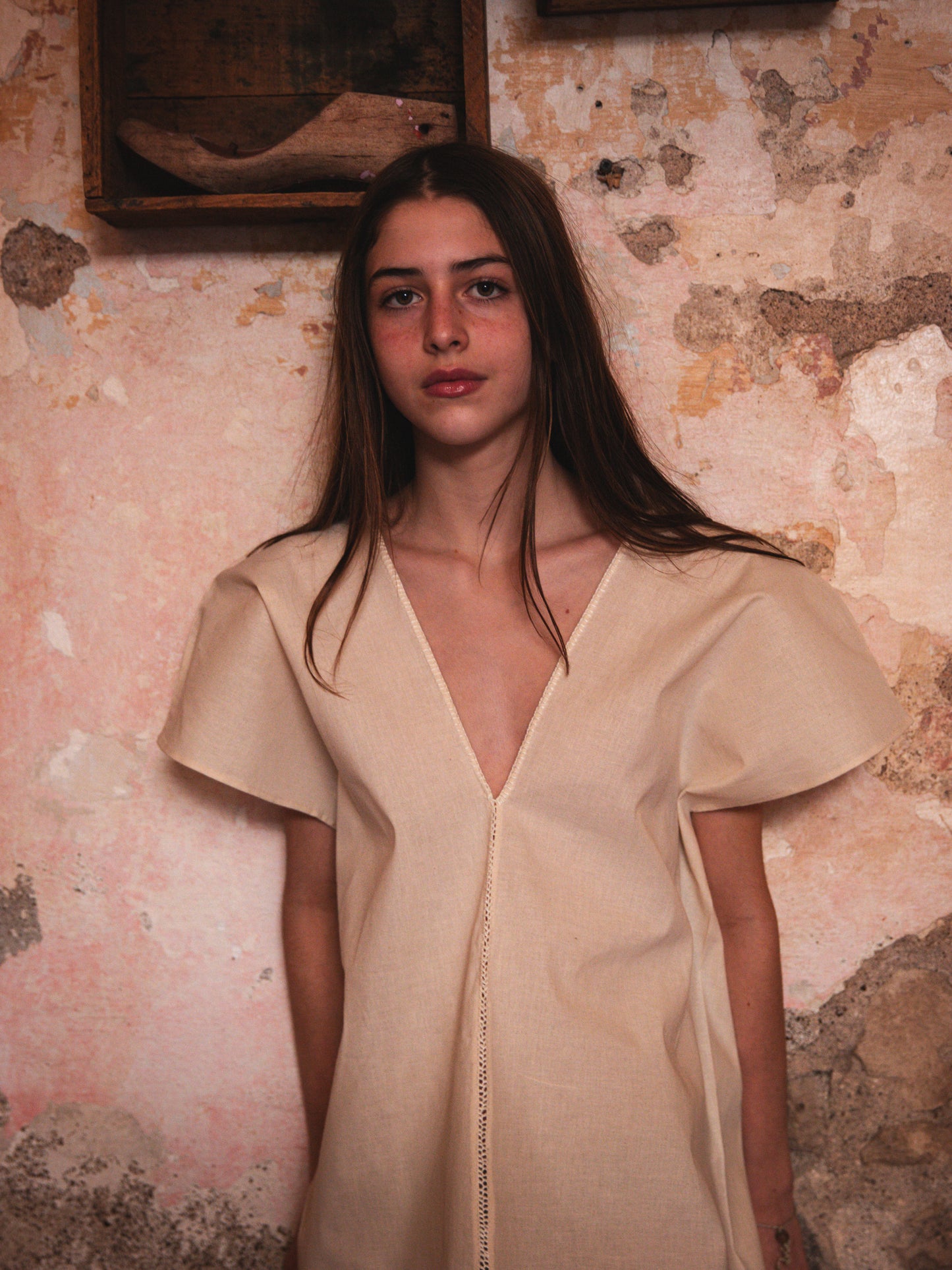 Huipil corto de manta cocido a mano