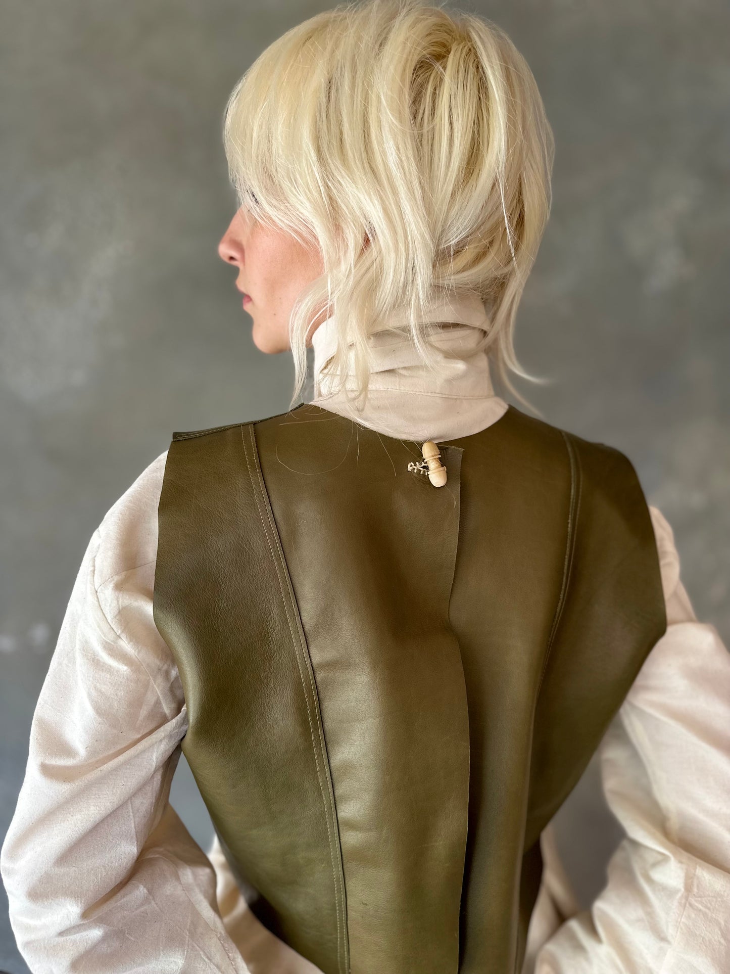 Chaleco largo de piel color verde