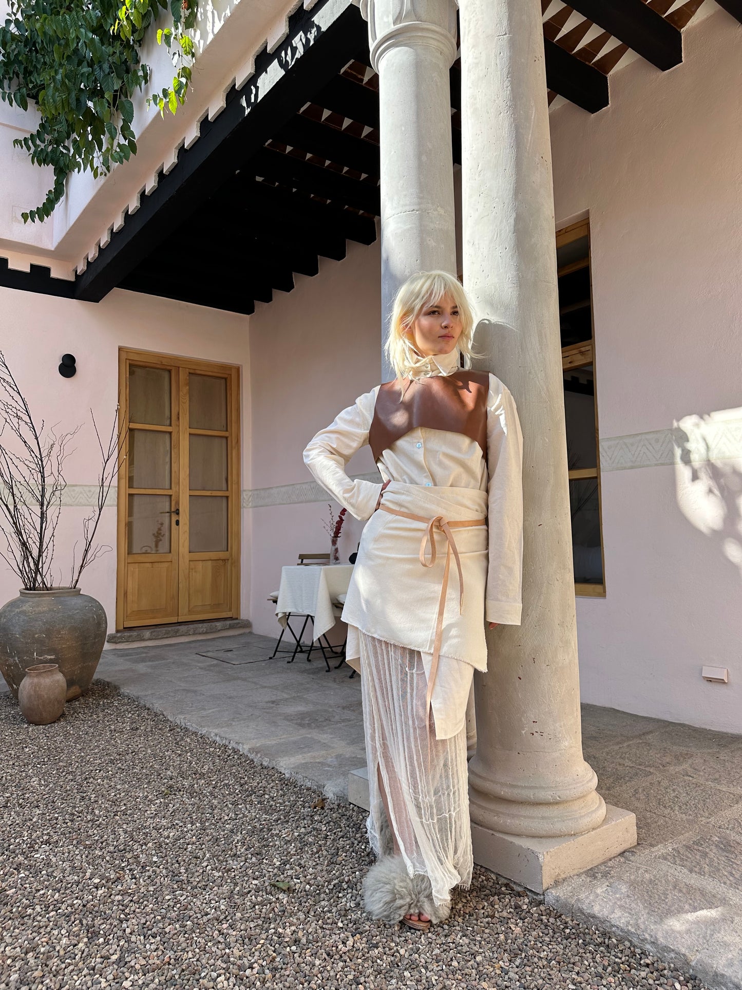 Chaleco corto de piel color café