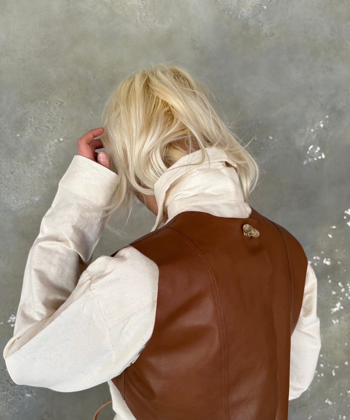 Chaleco corto de piel color café