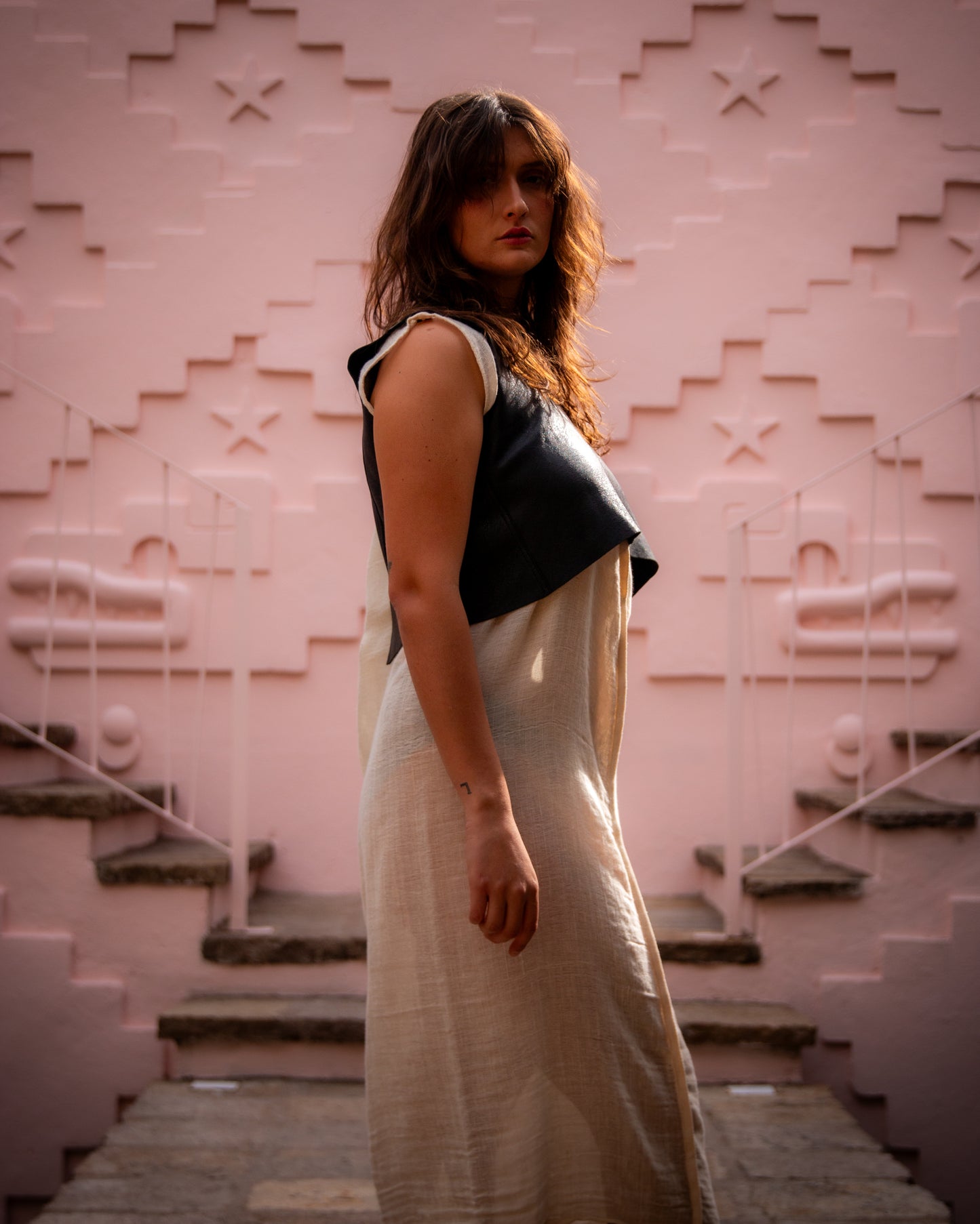 Chaleco de piel negro largo con botón