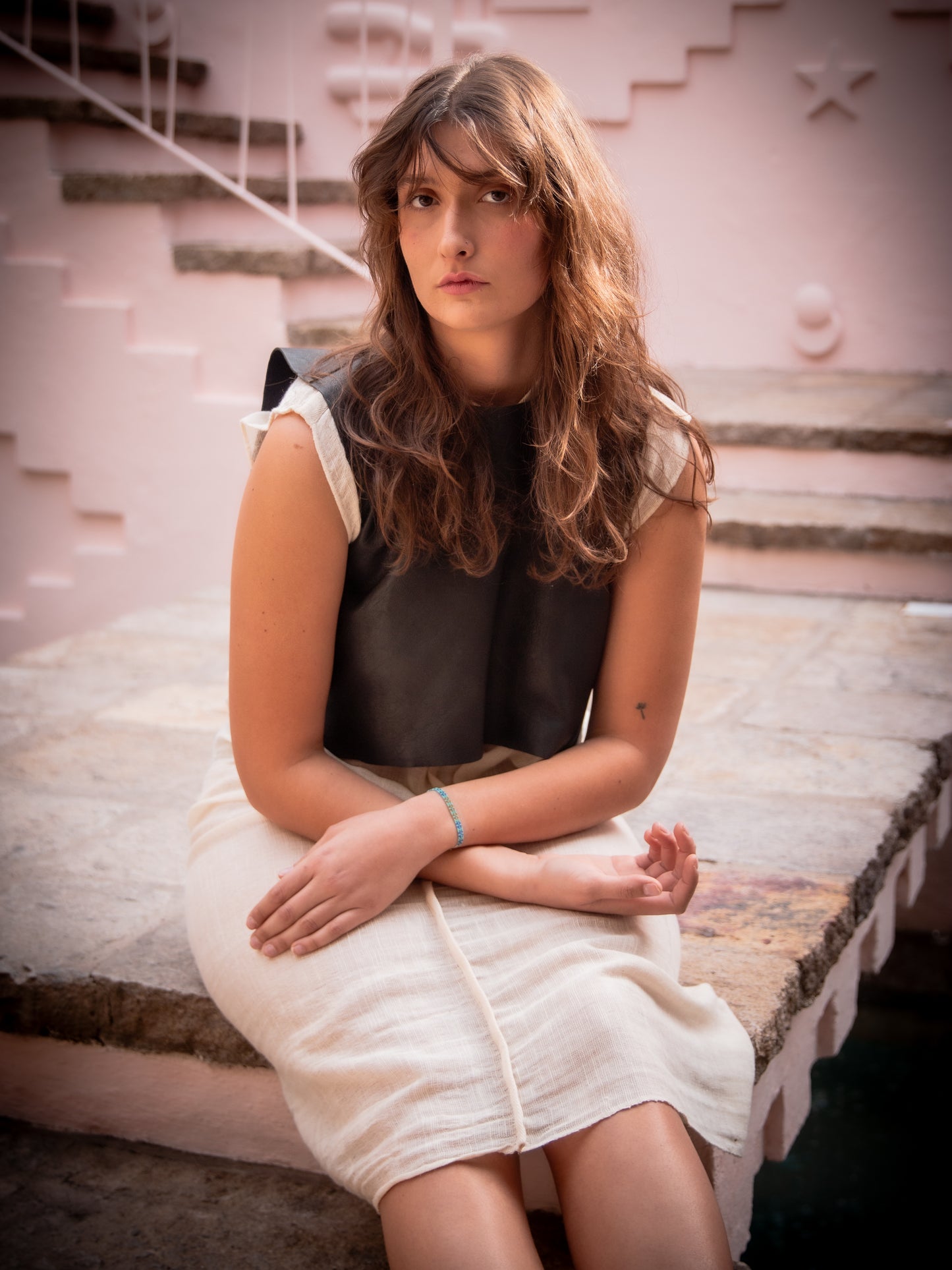 Chaleco de piel negro largo con botón