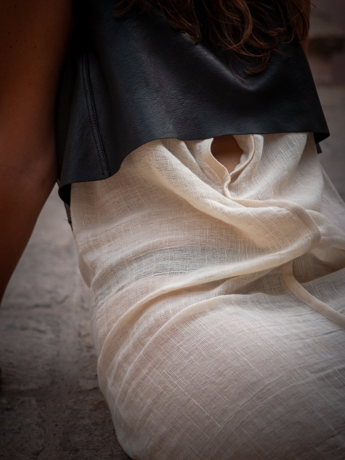 Chaleco de piel negro largo con botón