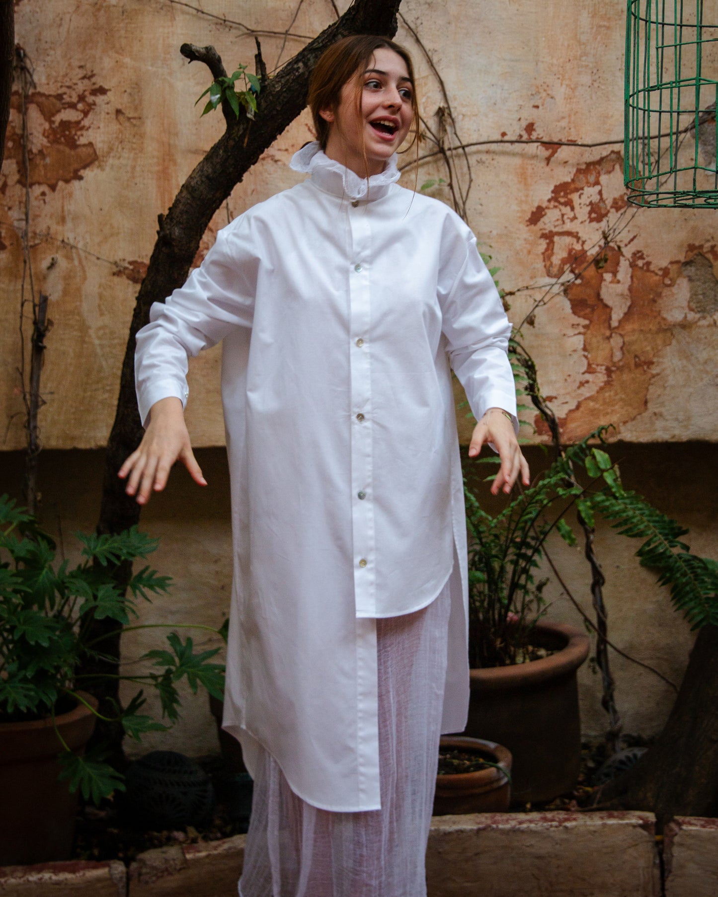 Camisa asimétrica muselina blanca con botón de concha