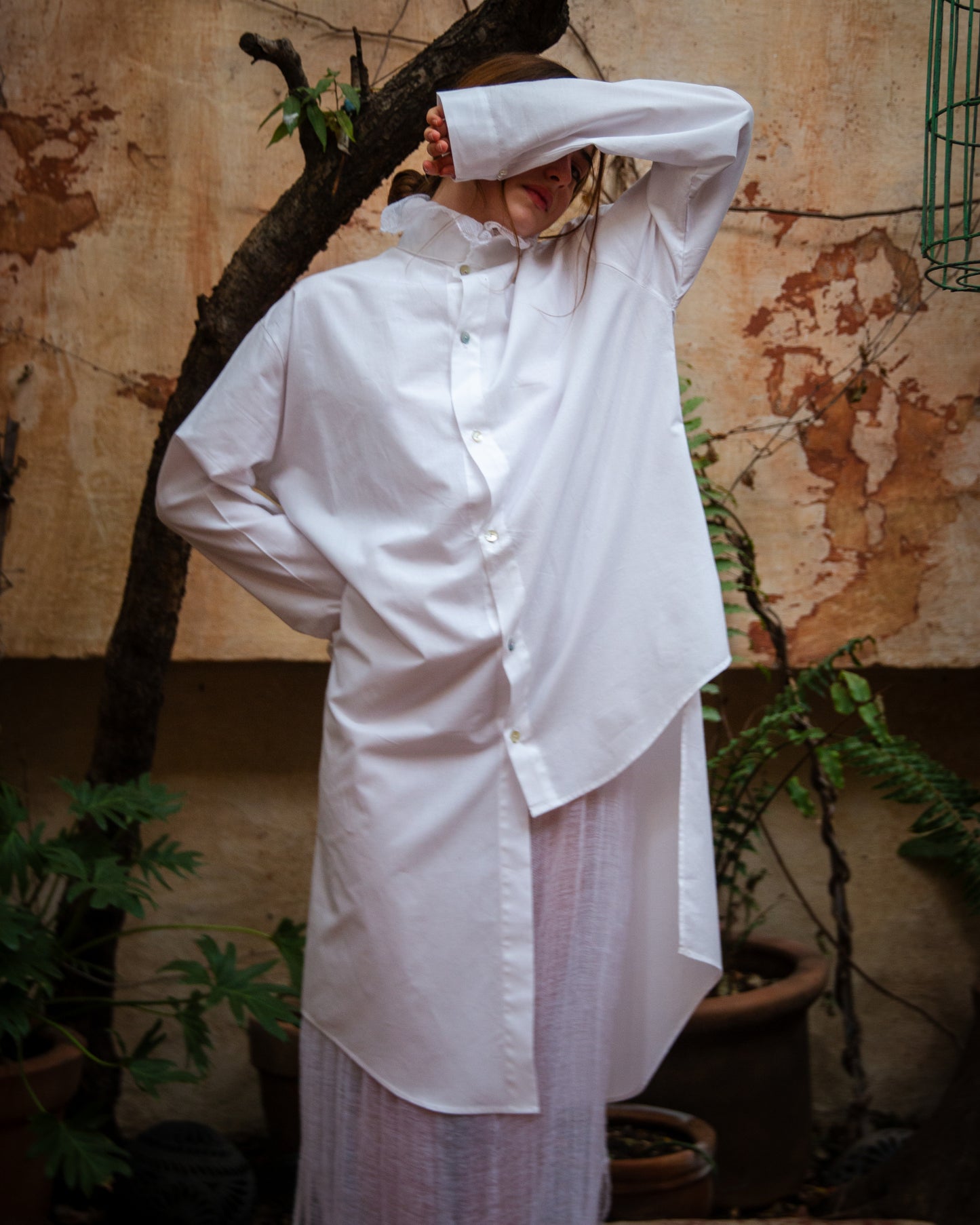 Camisa asimétrica muselina blanca con botón de concha