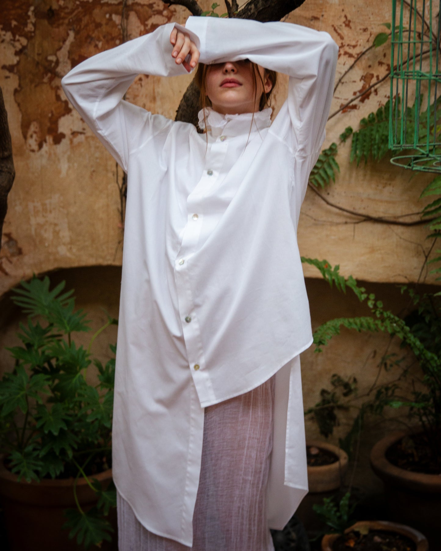 Camisa asimétrica muselina blanca con botón de concha