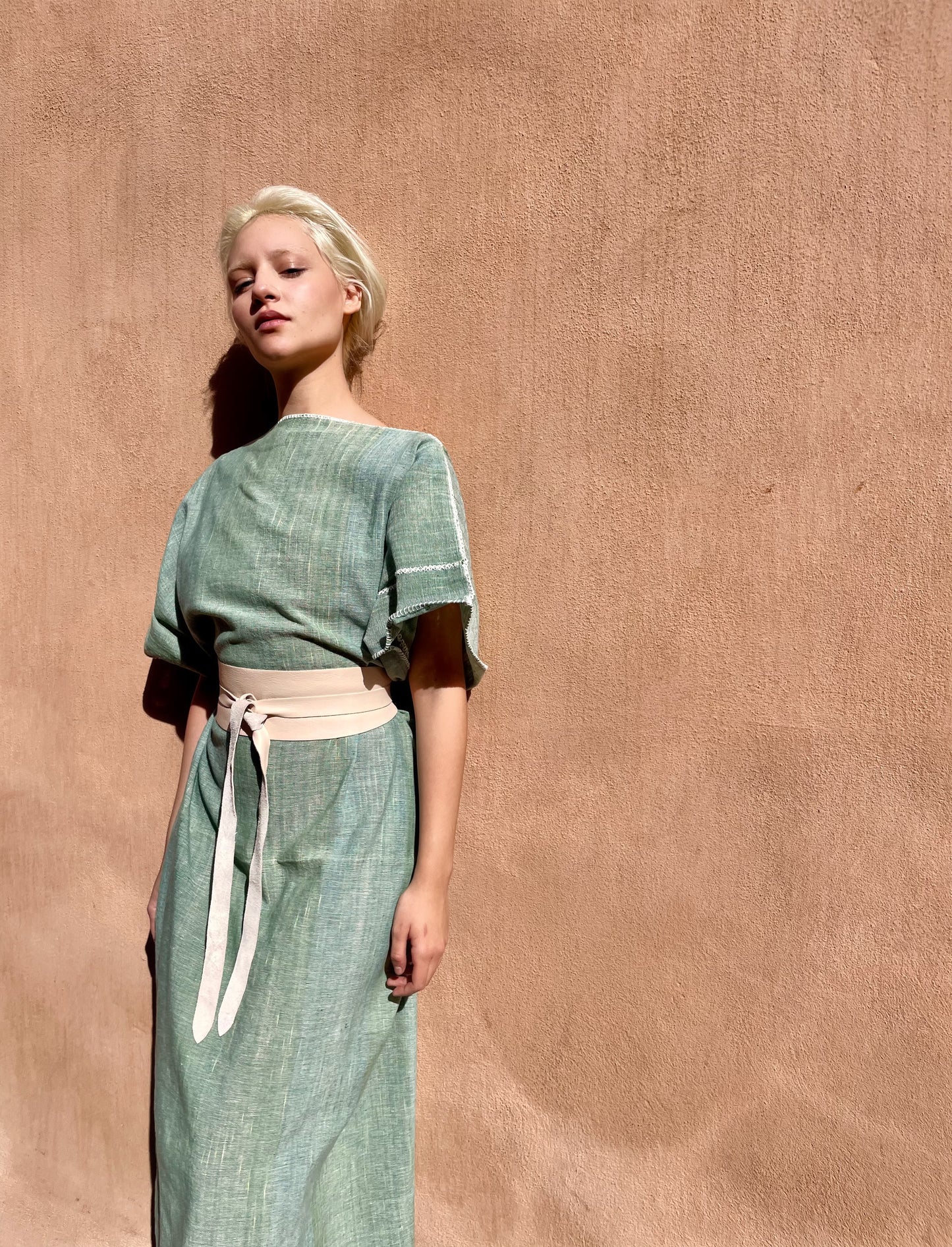 Vestido telar de pedal verde unido a mano