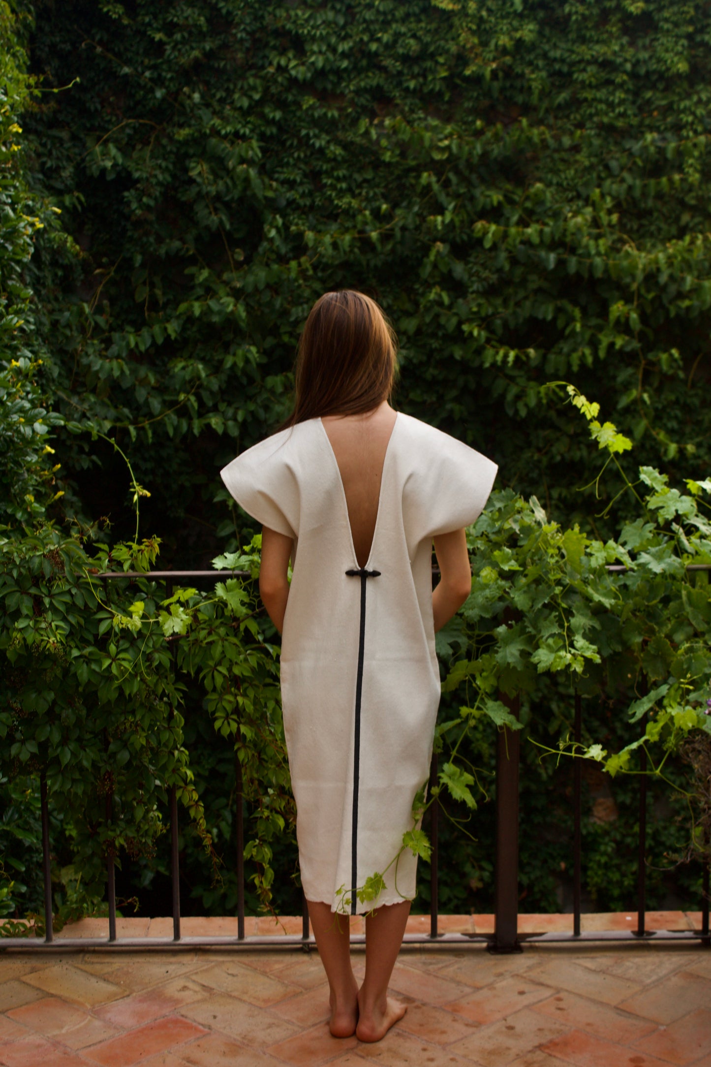 Huipil corto de telar de pedal con linea negra