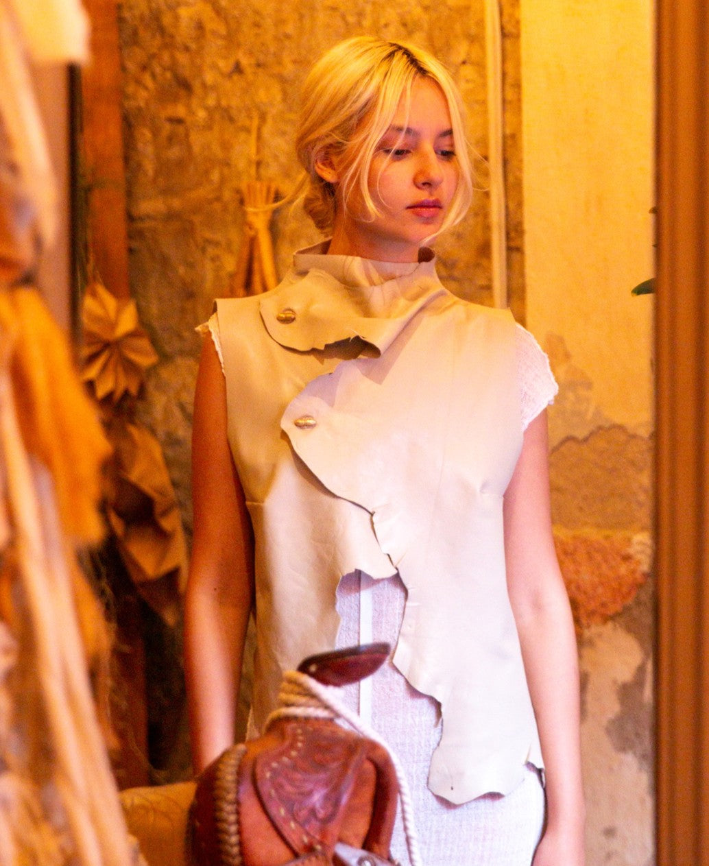 Chaleco de piel crudo con botones