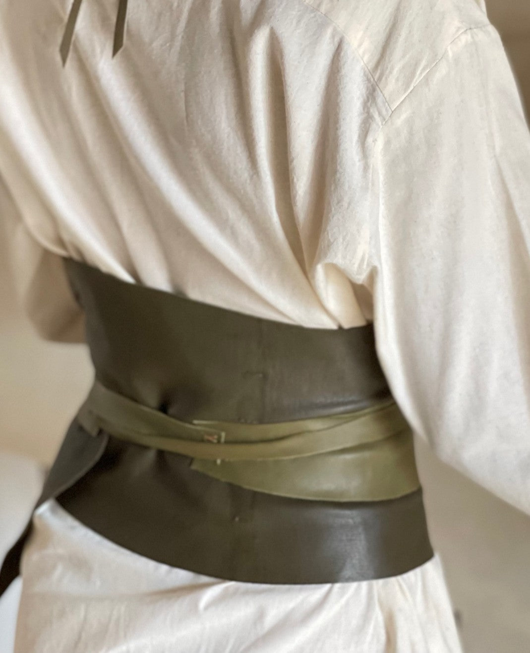 Cinturón de piel grueso verde