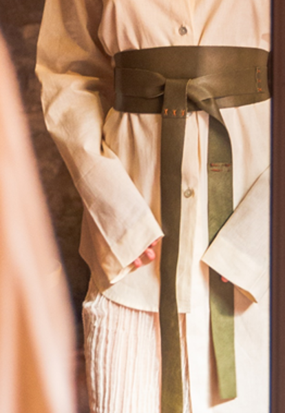 Cinturón de piel delgado con Bordado en hilo con cera