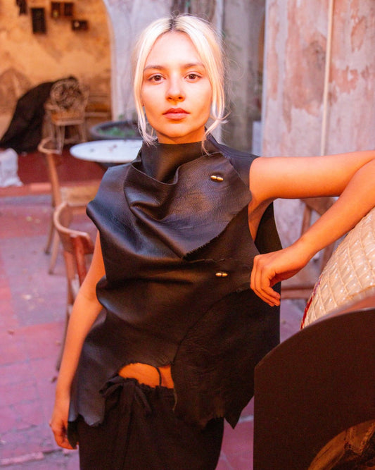 Chaleco de piel negro con botones