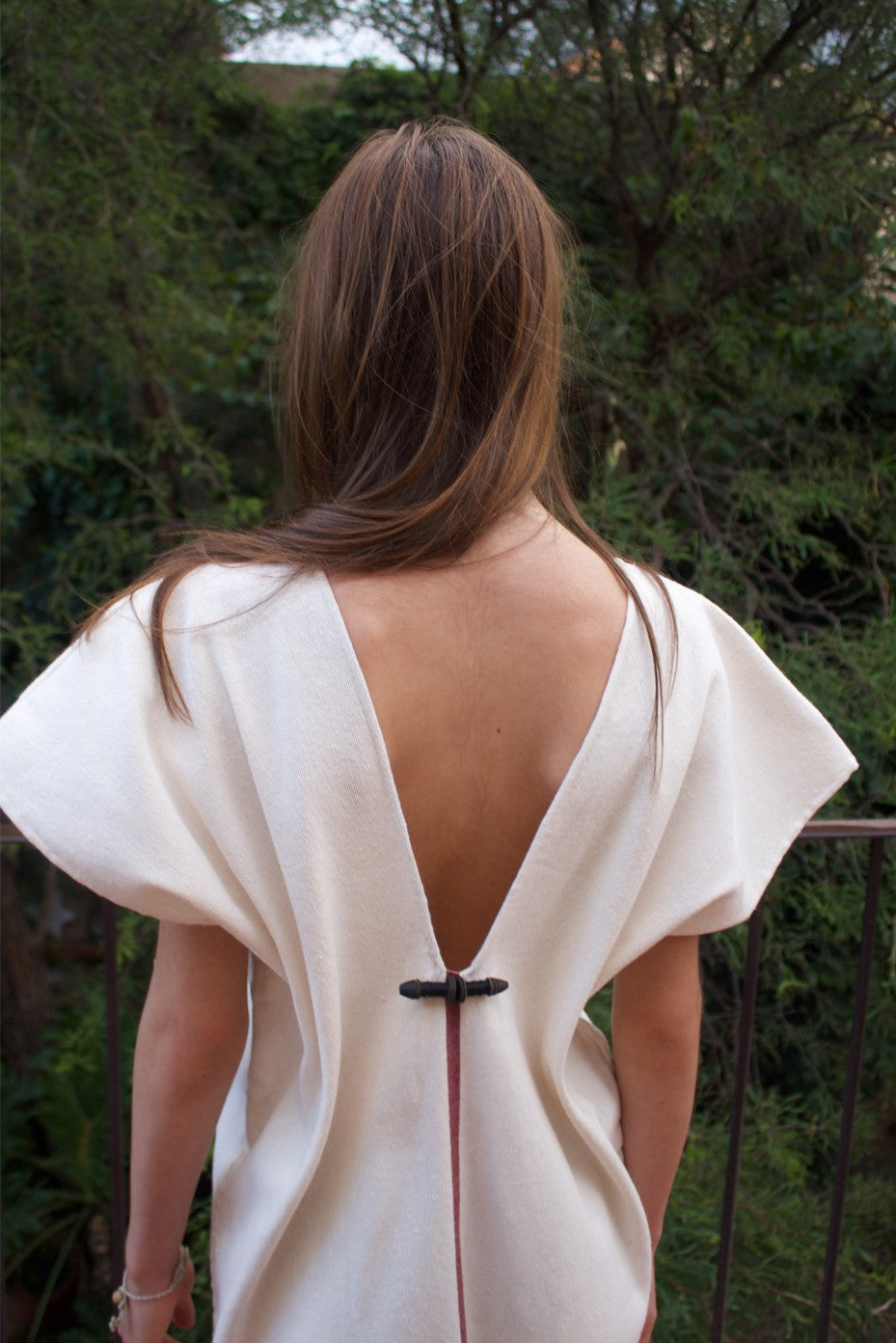 Huipil de telar de pedal con linea vino