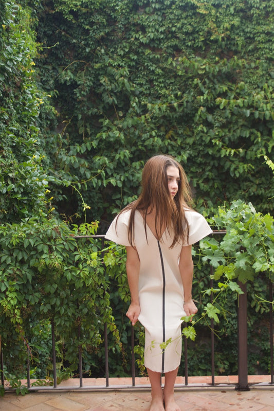 Huipil corto de telar de pedal con linea negra