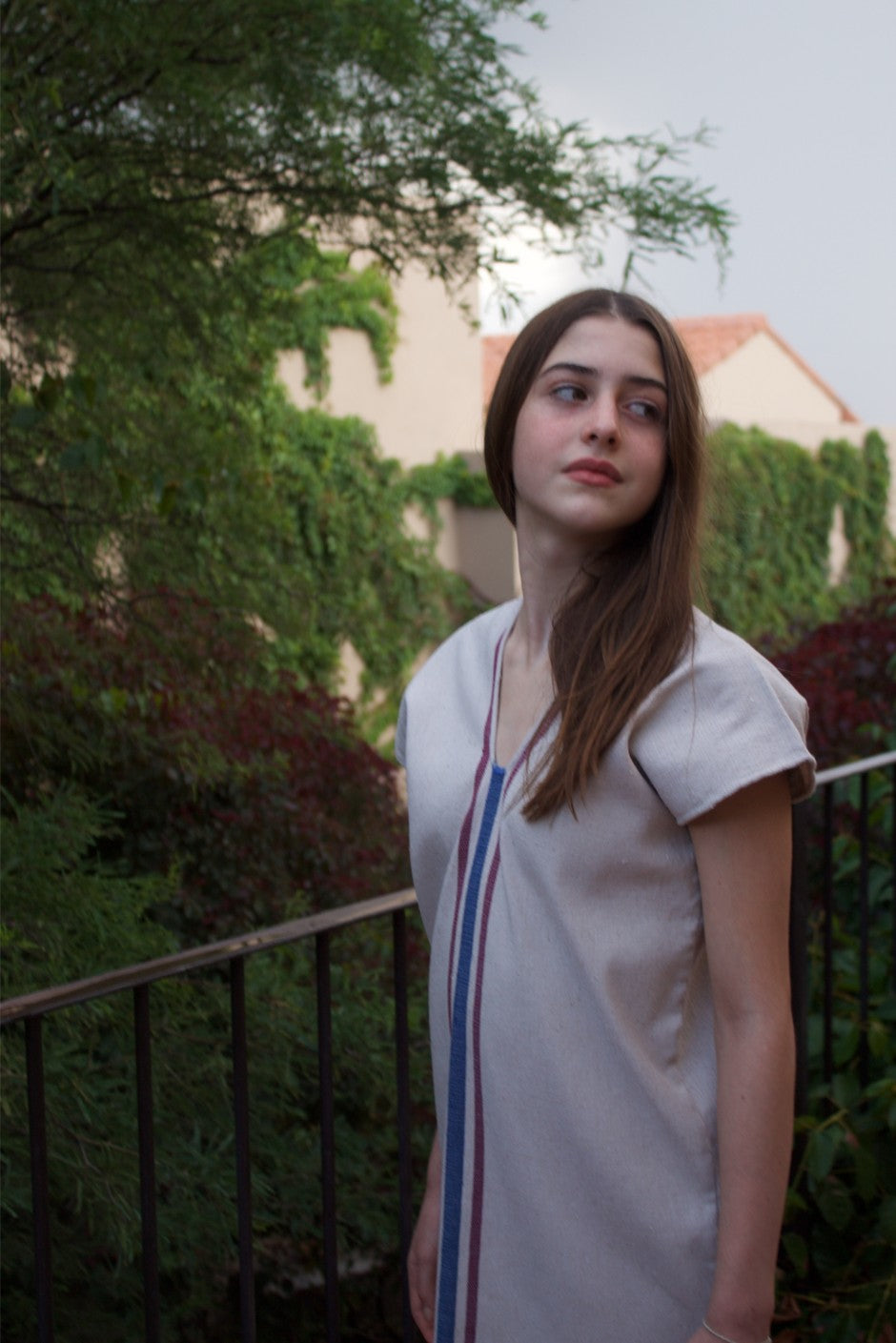 Huipil corto de telar de pedal con líneas rojas y azul