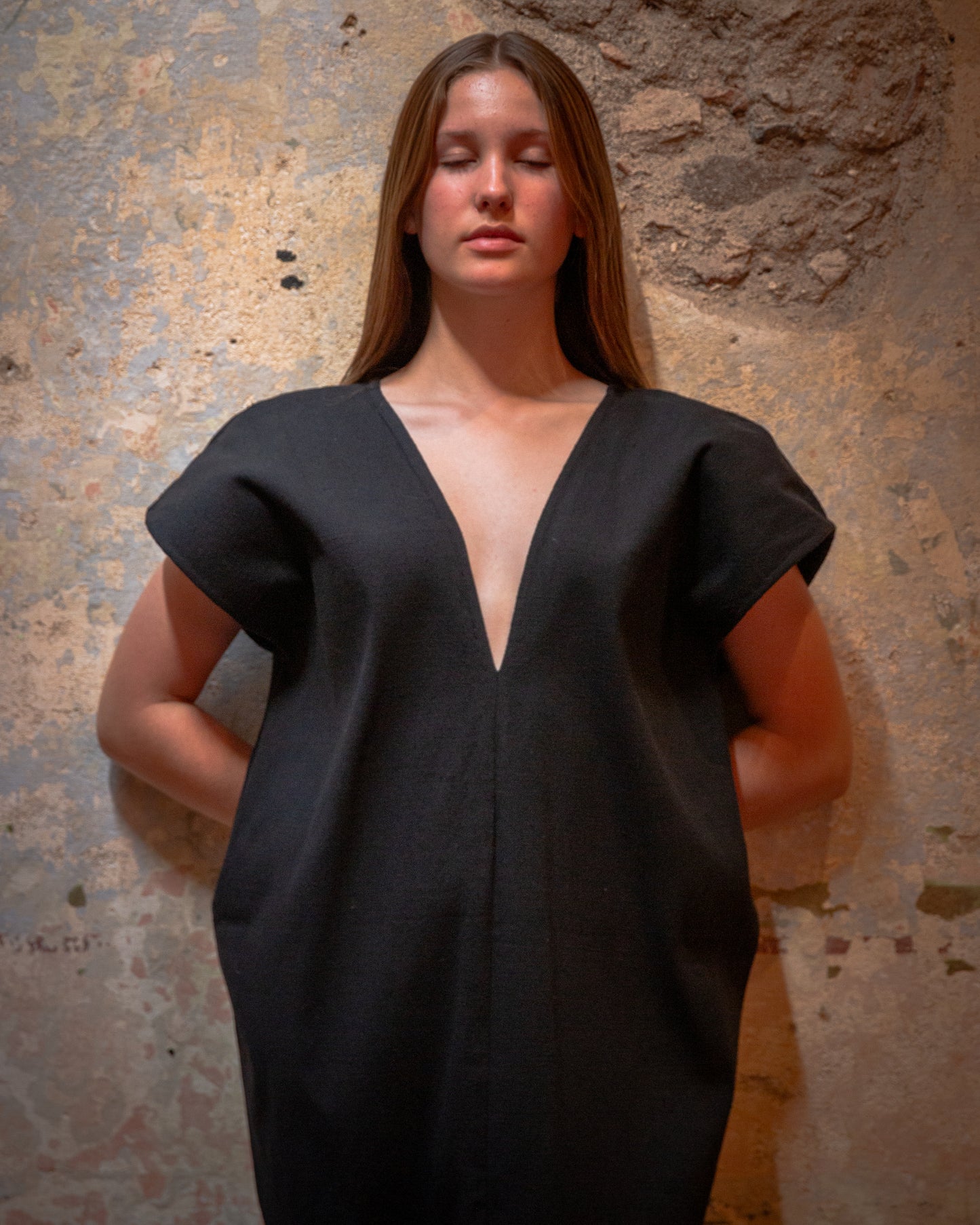 Huipil telar de pedal largo con botón de resina