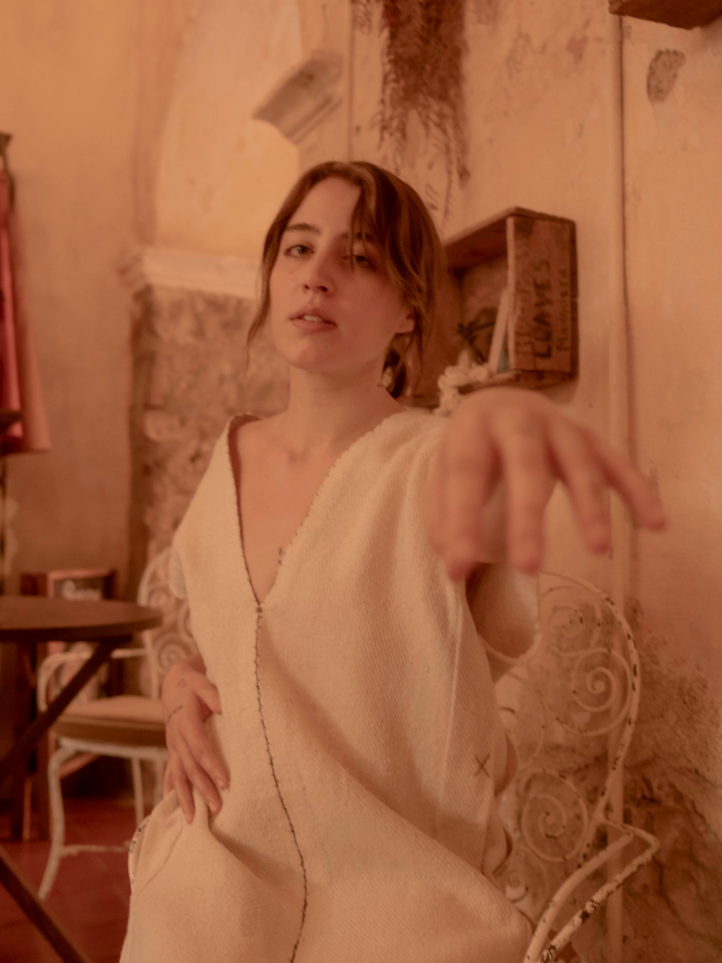 Huipil de jerga con cruces y detalle de botón charro