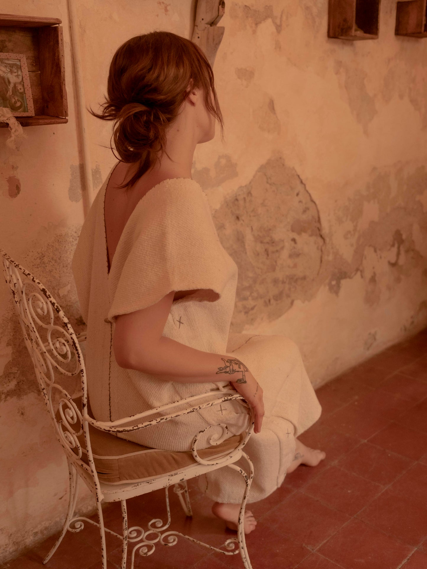 Huipil de jerga con cruces y detalle de botón charro